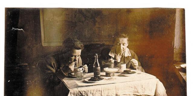 Варвара Гаврилина и ее сын Анатолий встречают новый, 1942 год. Варвара Гаврилина и ее сын Анатолий встречают новый, 1942 год.
