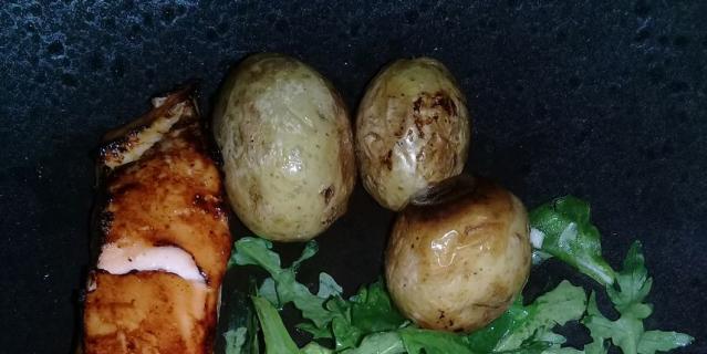 Лосось с тартаром из кислого яблока. Лосось с тартаром из кислого яблока.