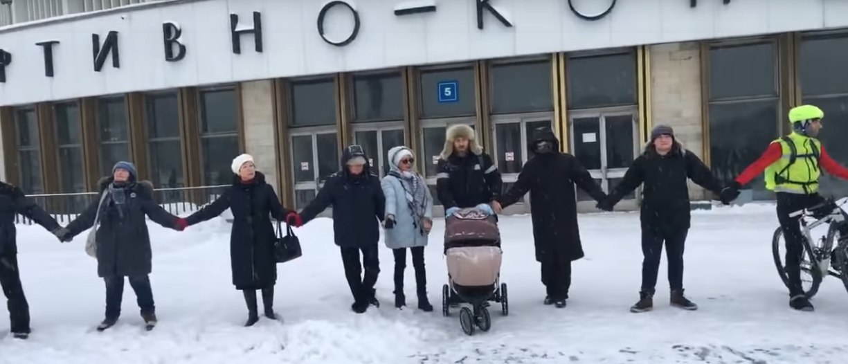 Петербуржцы окружили кольцом СКК. Фото Скриншот Youtube