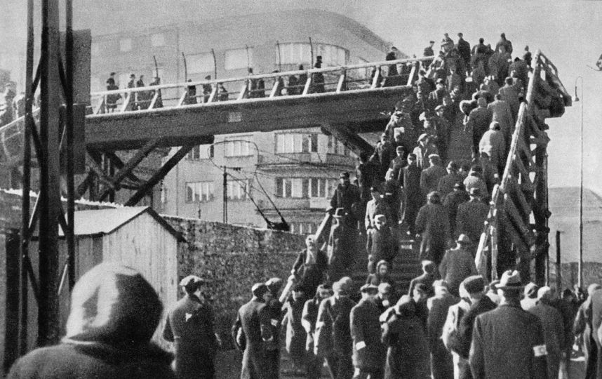 Мост, соединяющий две части Варшавского гетто. Архивные фото. Фото Getty