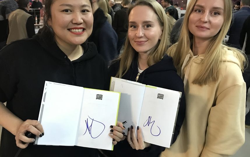 Зрительницы с автографами Шараповой. Фото Getty