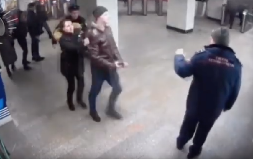 Можно ли в метро с пистолетом. Парень с пистолетом в метро. Русские в метро с пистолетами. Отец и сын в метро с пистолетом.