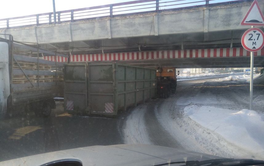 Петербургский "мост глупости" не пустил мусоровоз и "Газель". Фото twitter.com/FoolsBridge
