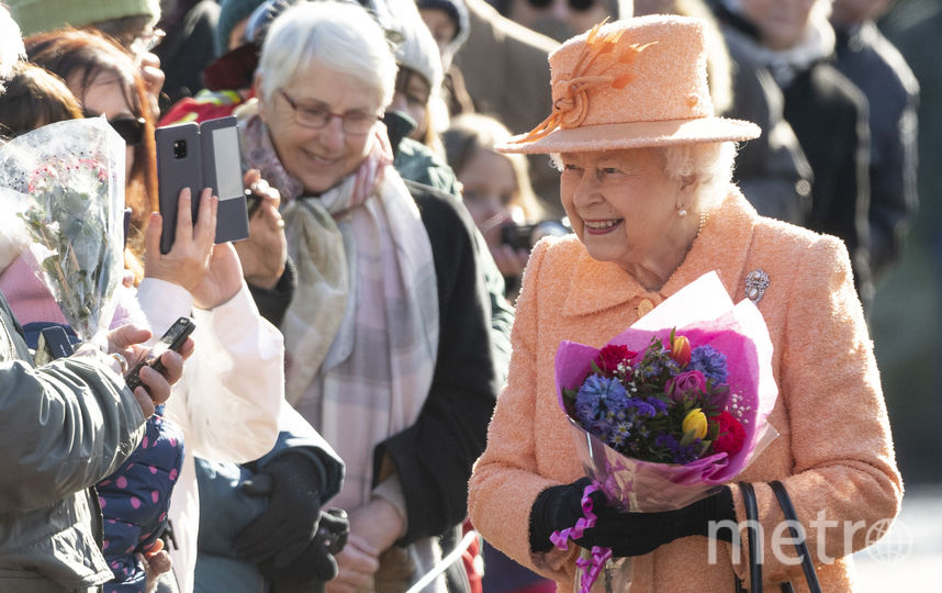 Весна в городе: Елизавета II продолжает приятно удивлять нарядами