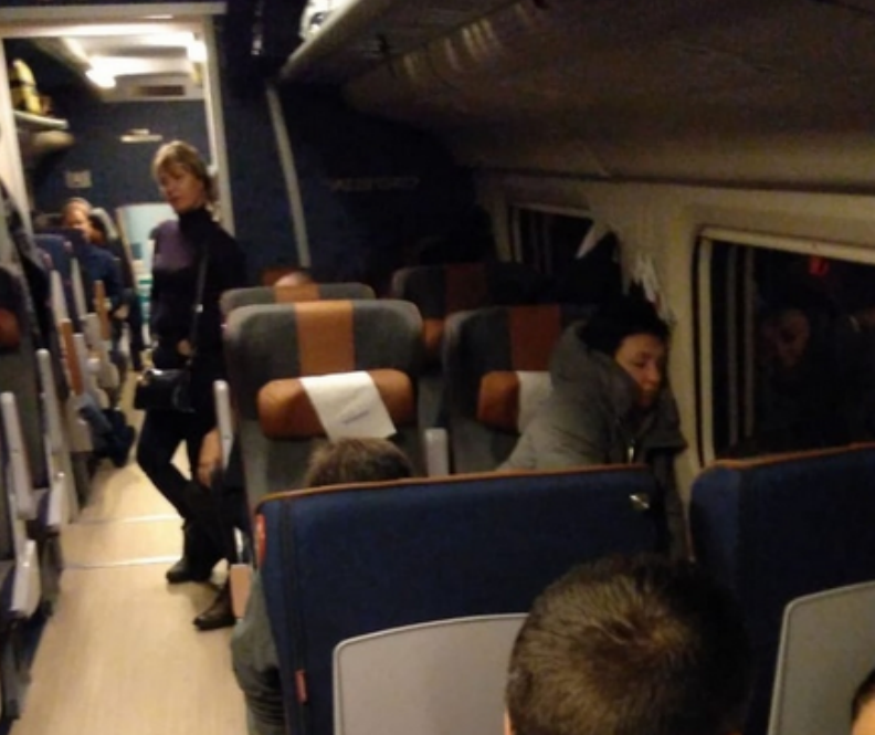 Поезд "Аллегро" сломался возле границы России и Финляндии. Фото vk.com/spb_today