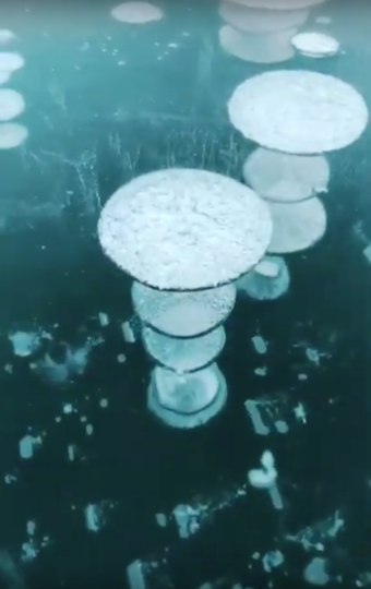 Замёрзшие пузырьки метана. Фото Скриншот/ Social Vira Video, Скриншот Youtube