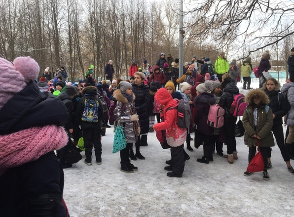 Из-за запаха газа ранее были эвакуированы школы и колледжи на юге Петербурга. Фото https://vk.com/spb_today