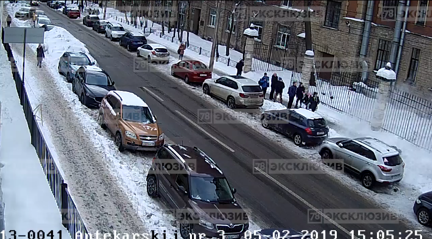 В Петербурге глыба упала с крыши на студента: Видео. Фото 78.ru