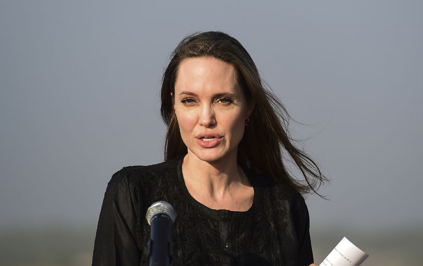 Анджелина Джоли во время поездки в Бангладеш. Фото AFP