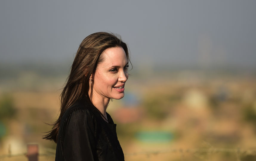 Анджелина Джоли во время поездки в Бангладеш. Фото AFP