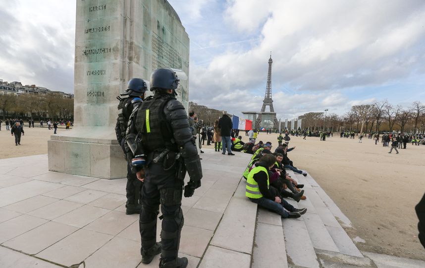Во Франции манифестанты жгут файеры и выкрикивают антиправительственные лозунги. Фото Getty