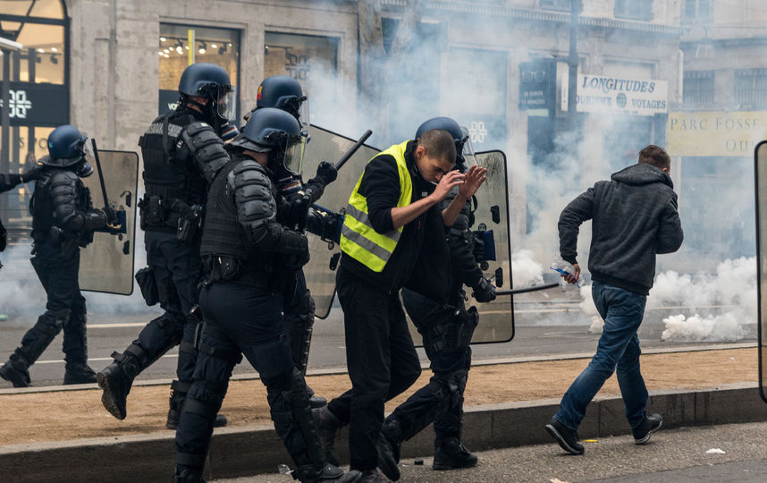 Во Франции манифестанты жгут файеры и выкрикивают антиправительственные лозунги. Фото Getty