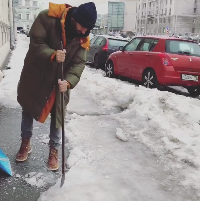 Иван Ургант за уборкой льда. Фото Скриншот Instagram: @urgantcom