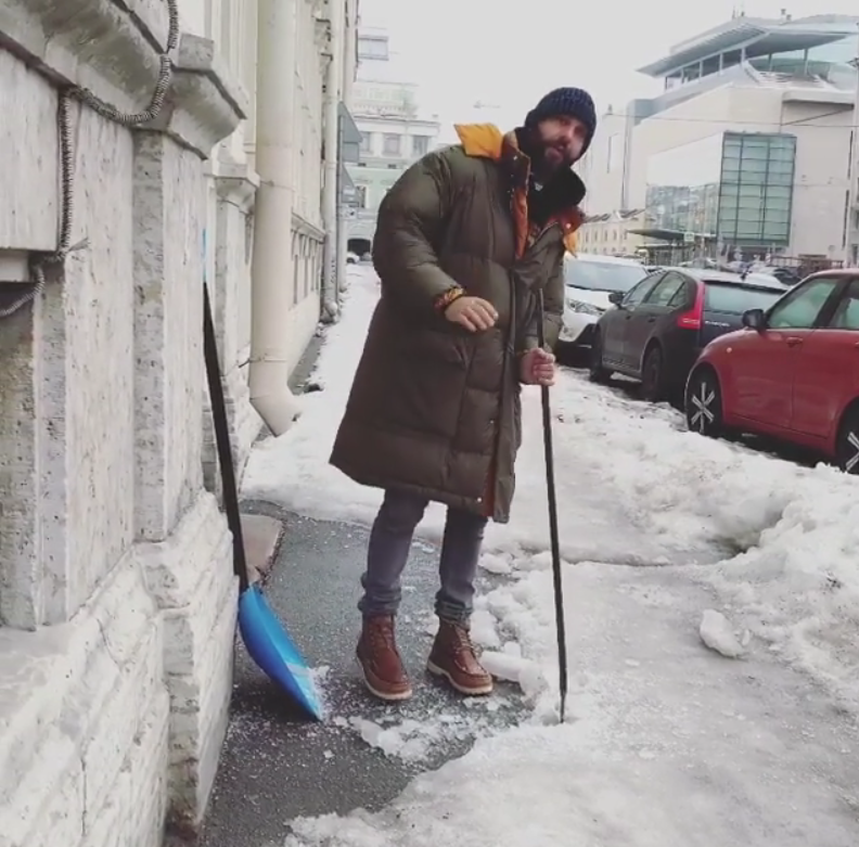 Иван Ургант за уборкой льда. Фото Скриншот Instagram: @urgantcom