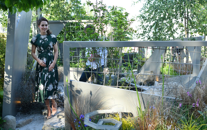 Герцогиня осмотрела сад в мае 2017-го. Фото Getty