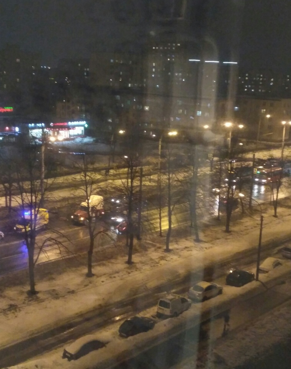 На юго-западе Петербурга - смертельное ДТП: женщину сбили на "зебре". Фото https://vk.com/spb_today
