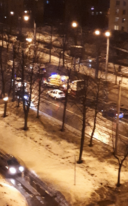 На юго-западе Петербурга - смертельное ДТП: женщину сбили на "зебре". Фото https://vk.com/spb_today