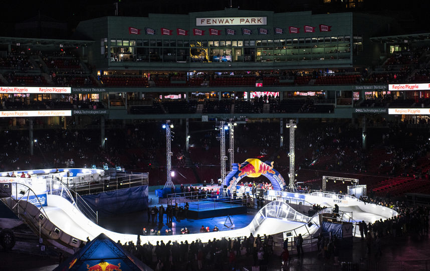 Этап чемпионата мира по скоростному спуску на коньках прошёл 8 и 9 февраля на бостонском стадионе "Фенуэй Парк" (Fenway Park). Фото redbullcontentpool.com