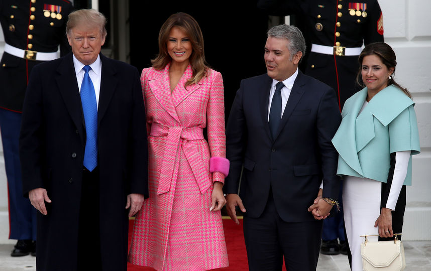 Смотреть В розовом платье Мелания Трамп затмила даже свою падчерицу Иванку видео Смотреть В розовом платье Мелания Трамп затмила даже свою падчерицу Иванку видео