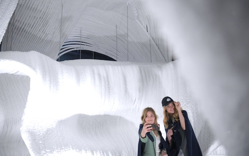 Ледяную пещеру в парке "Зарядье" закрыли для посетителей. Фото РИА Новости