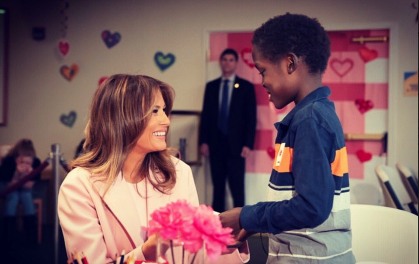 Мелания Трамп для поездки в госпиталь к детям снова выбрала розовый наряд. Фото https://twitter.com/FLOTUS, Getty