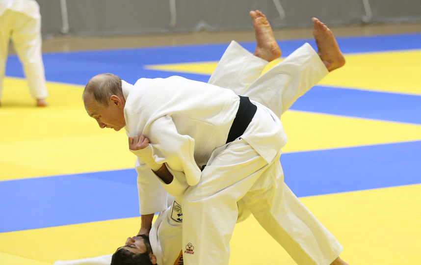 Владимир Путин и Беслан Мудранов. Фото Getty