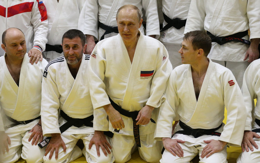 После тренировки Путин сфотографировался со всей командой. Фото Getty