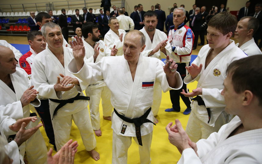 После тренировки Путин сфотографировался со всей командой. Фото Getty