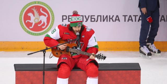 Болельщики были в восторге от песни Майоне под гитару на Матче всех звёзд КХЛ в Казани. Болельщики были в восторге от песни Майоне под гитару на Матче всех звёзд КХЛ в Казани.