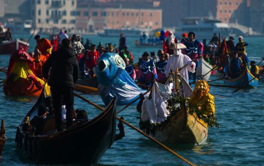 Традиционная регата на Гранд-канале на Венецианском карнавале. Фото Getty