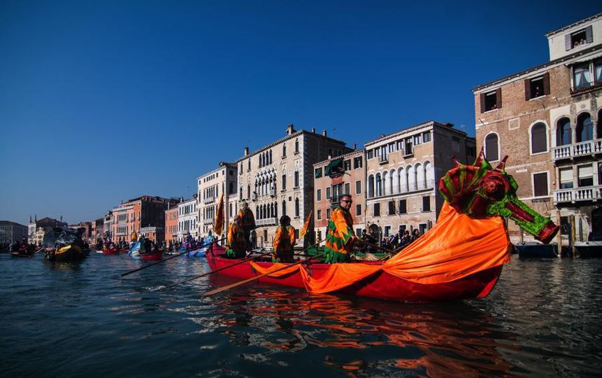 Традиционная регата на Гранд-канале на Венецианском карнавале. Фото Getty