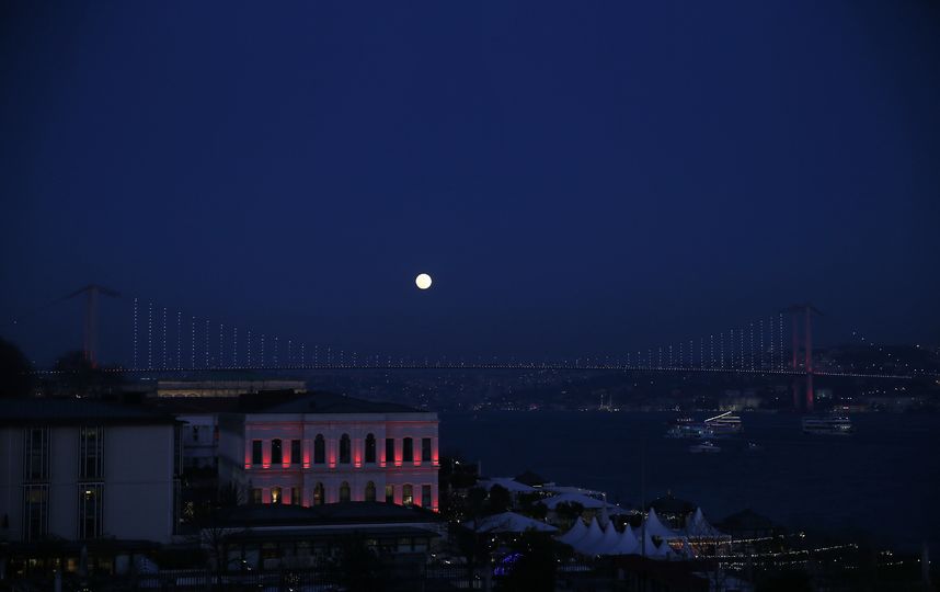 Суперлуние. Фото из Стамбула. Фото Getty
