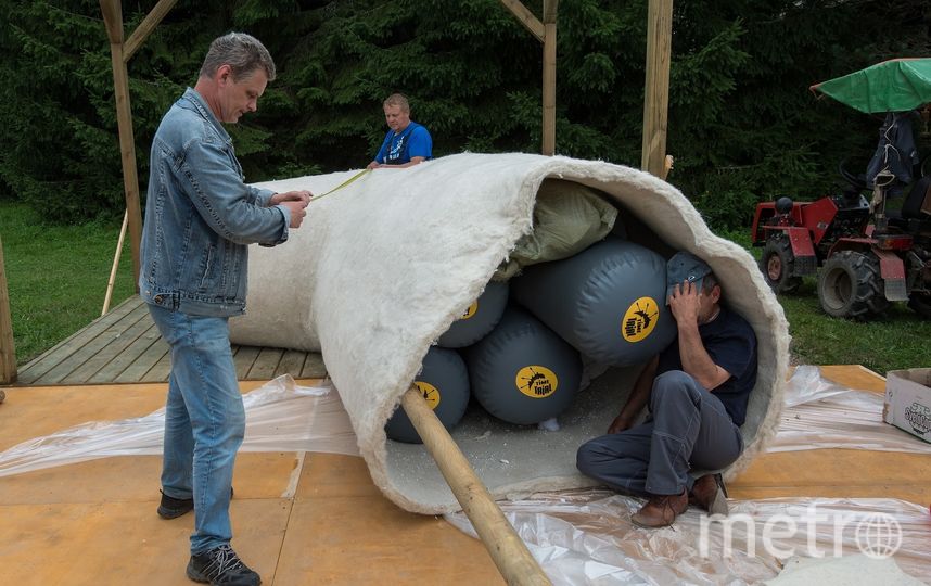 Чтобы свалять гигантский валенок, Валерии понадобилось 400 кг овечьей шерсти. Фото Алёна Бобрович, "Metro"