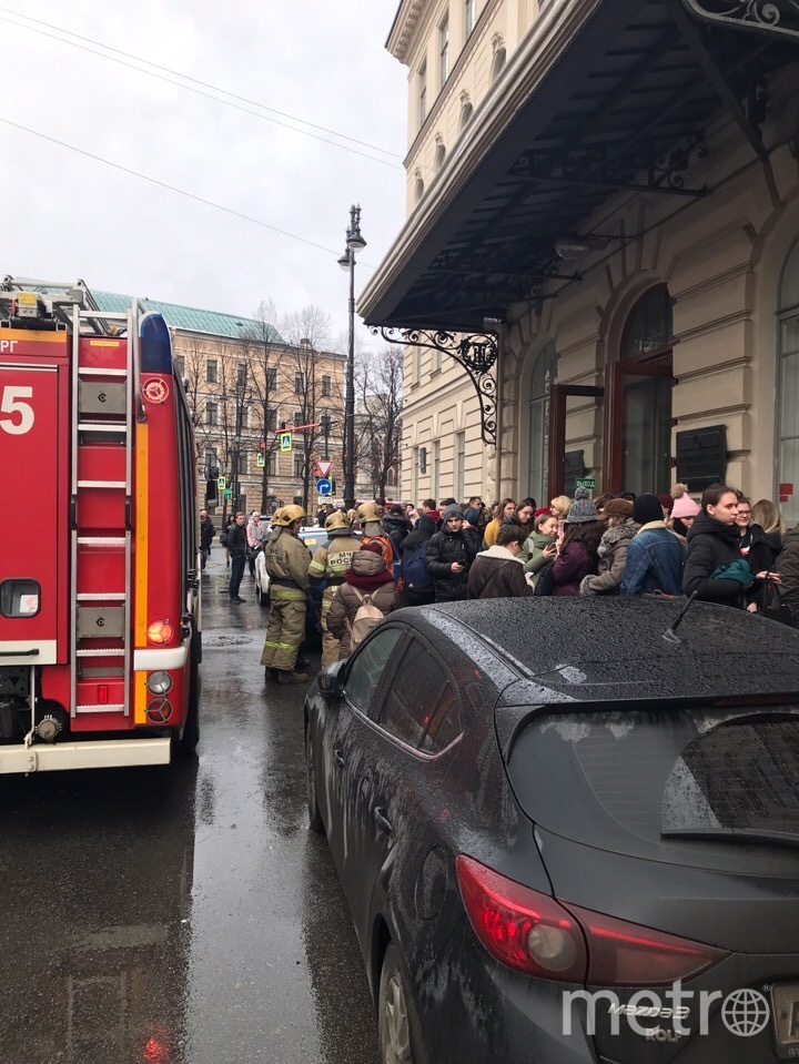 Новости спб эвакуация сегодня. Эвакуация Санкт Петербург. Эвакуация в университете фото.