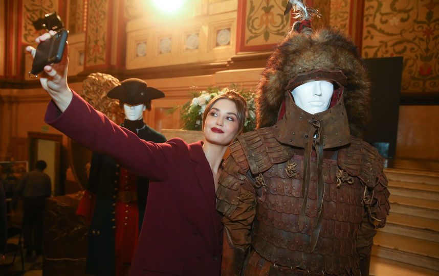 Актриса Агата Муцениеце с удовольствием фотографировалась с костюмами, используемыми при съёмках «Тобола», на пресс-конференции о фильме. Фото Василий Кузьмичёнок