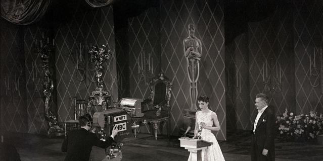 Платье Одри Хепберн, которое она надела на церемонию в 1954 году. Сколько оно стоило, неизвестно, но в 2011 году наряд продали на аукционе за 131 292 долларов. Платье Одри Хепберн, которое она надела на церемонию в 1954 году. Сколько оно стоило, неизвестно, но в 2011 году наряд продали на аукционе за 131 292 долларов.