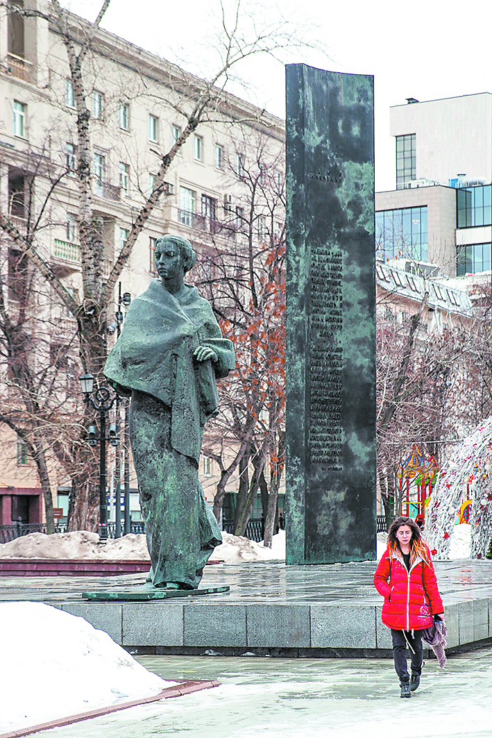 Памятник Крупской стоит в самом начале Сретенского бульвара. Фото Василий Кузьмичёнок