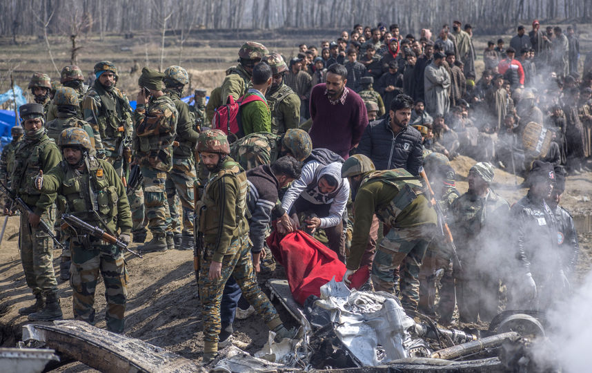 пакистанская армия сбила два индийских военных самолета, нарушивших воздушное пространство страны в спорном регионе Кашмир. После этого в Индии сообщили, что сбили пакистанский истребитель в небе над Кашмиром. Фото Getty