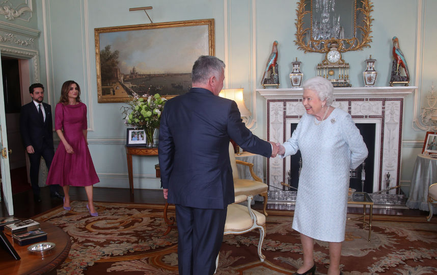 Встреча королевы Елизаветы II c королем и королевой Иордании. Фото Getty