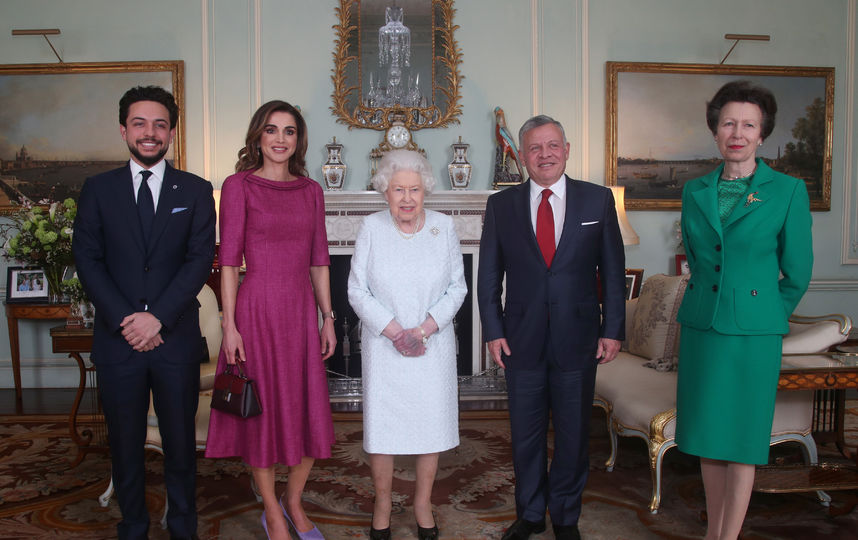 Встреча королевы Елизаветы II c королем и королевой Иордании. Справа - принцесса Анна, дочь Елизаветы, слева - наследный принц Хусейн. Фото Getty