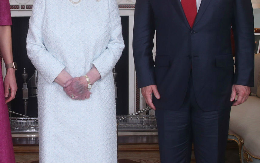 Рука королевы выглядит странно. Фото Getty