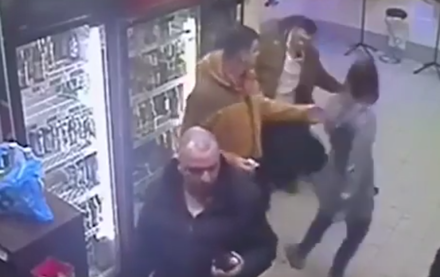 Продавщица успокаивает пьяного покупателя. Фото Скриншот, Скриншот Youtube