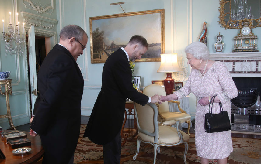 Это фото сделано 13 февраля. Левая рука королевы  в полном порядке. Фото Getty