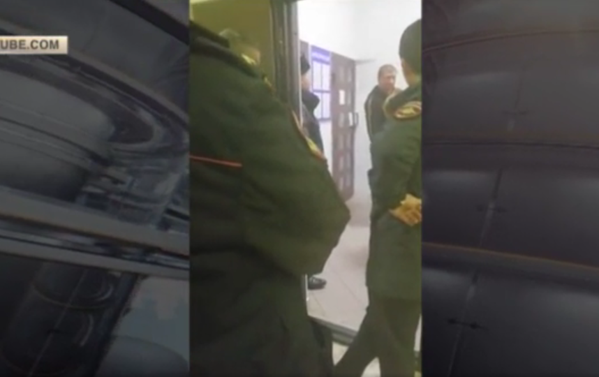 Александр Емельяненко доставлен в суд Кисловодска. Фото скриншот YouTube