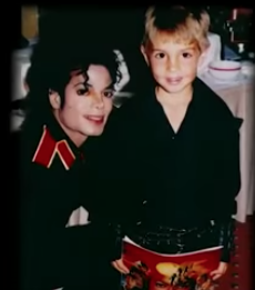 Майкл Джексон (слева) и Робсон (справа). Фото скриншот youtube @ CBS This Morning, Скриншот Youtube Майкл Джексон (слева) и Робсон (справа). Фото скриншот youtube @ CBS This Morning, Скриншот Youtube