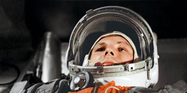 Юрий Гагарин готовится к историческому полёту на корабле "Восток". Юрий Гагарин готовится к историческому полёту на корабле "Восток".