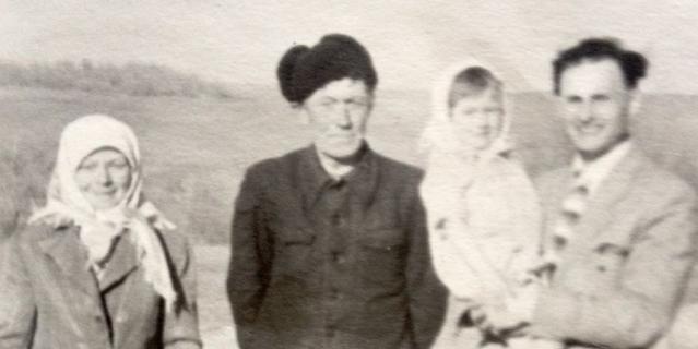 Молодой инженер из Энгельса Гелий Непогодин примчался на поле на велосипеде, как только услышал о месте приземления Гагарина. Он попросил сфотографировать его с людьми, встретившими первого космонавта. Для памятного снимка он взял Риту на руки, в кадр также попали бабушка и дедушка девочки. Молодой инженер из Энгельса Гелий Непогодин примчался на поле на велосипеде, как только услышал о месте приземления Гагарина. Он попросил сфотографировать его с людьми, встретившими первого космонавта. Для памятного снимка он взял Риту на руки, в кадр также попали бабушка и дедушка девочки.