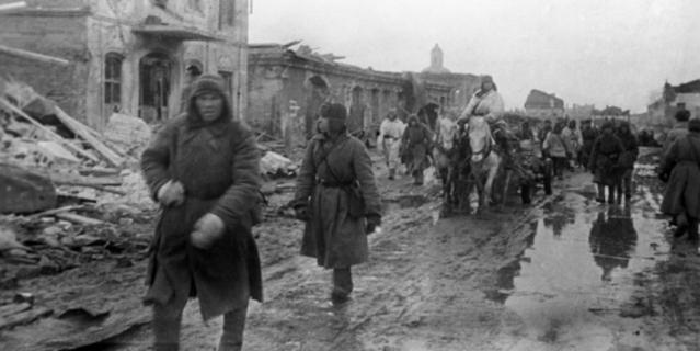 Солдаты освобождают Гжатск, где после Клушино поселится семья Гагариных. Солдаты освобождают Гжатск, где после Клушино поселится семья Гагариных.