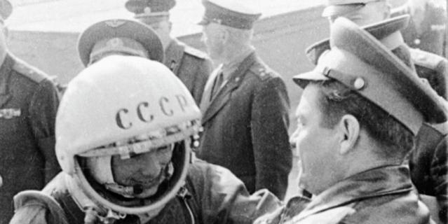 Юрий Гагарин прощается с друзьями перед полетом в космос. Кадр из фильма "10 лет космической эры". Юрий Гагарин прощается с друзьями перед полетом в космос. Кадр из фильма "10 лет космической эры".