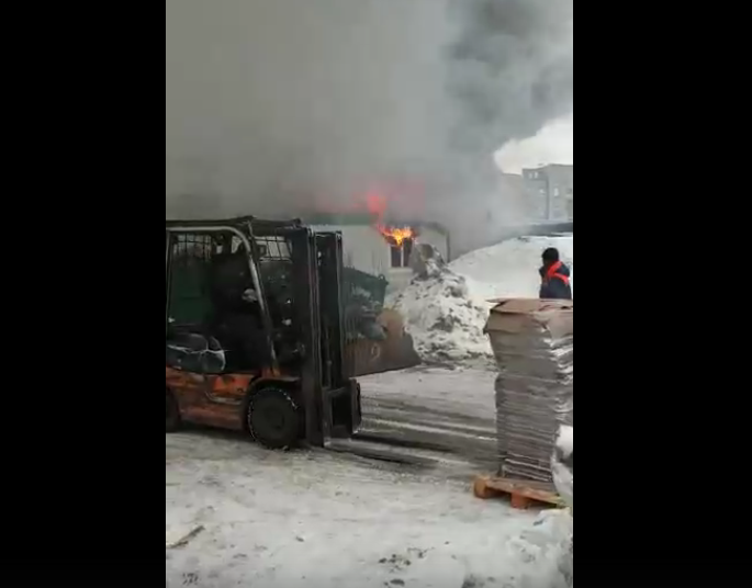 Пожар на улице Ольги Берггольц, 36В. Фото скриншот видео https://vk.com/spb_today